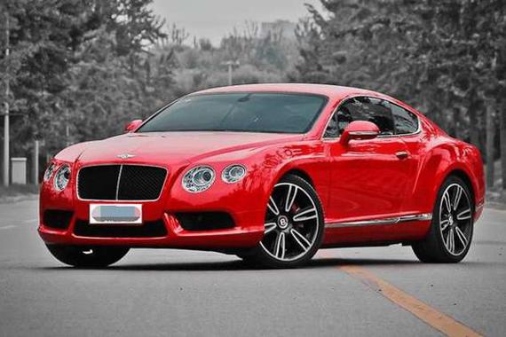 单亲妈妈剐蹭宾利却留在原地等车主