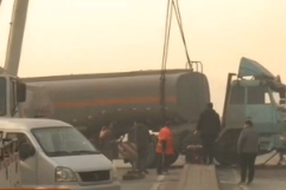 视频：司机＂转向＂危险品运输车打横