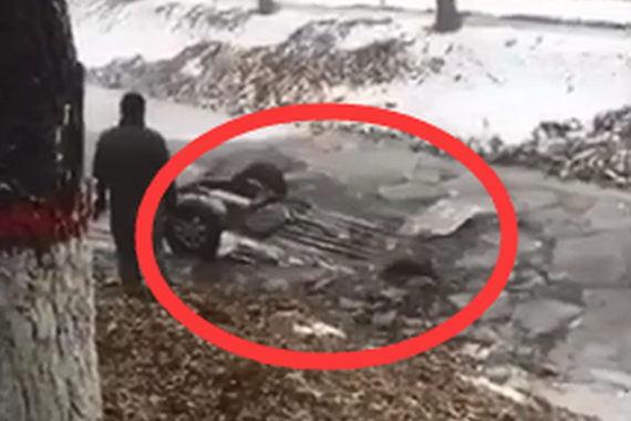 视频：元旦惨剧！轿车坠沟，四人身亡