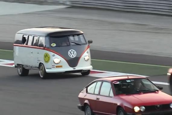 视频：大众T1搭保时捷993双涡轮引擎飙车