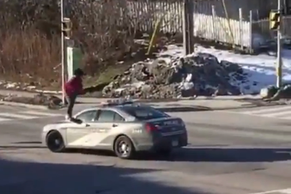 视频：女子连砸两辆警车最终却.....