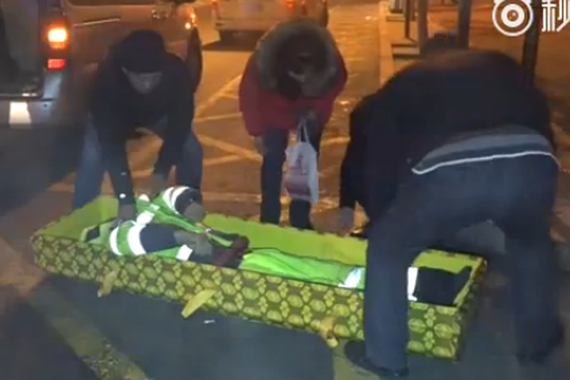 视频：两个环卫工被撞身亡 肇事车逃逸