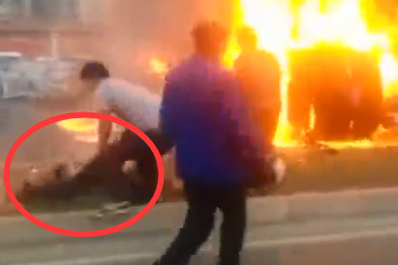 视频：司机乘客火上身！汽车事故后自燃