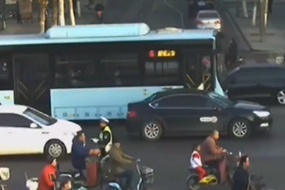 视频：老人骑车逆行遭劝阻 竟掌掴志愿者