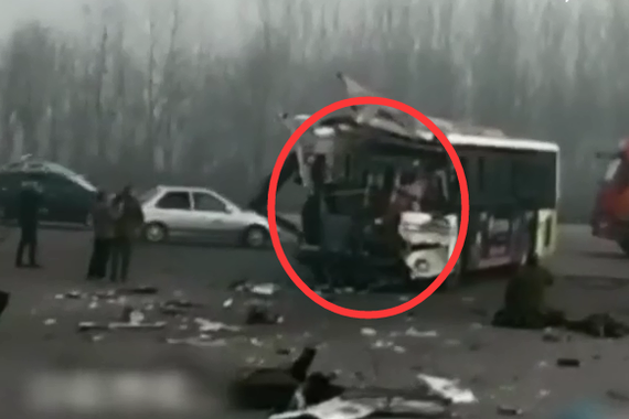 现场：公交车与大货车惨烈相撞 车头破碎
