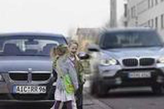 突然从道路旁冲出一个人，开车的你怎么办