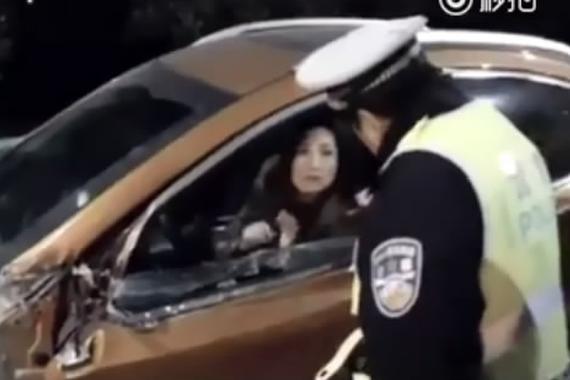 视频：女司机醉酒高速逆行 邀交警喝几杯