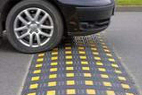 怎么过减速带才不伤车？