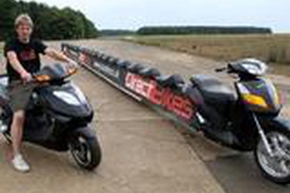 小伙打造超长版摩托车 公交车也得让路