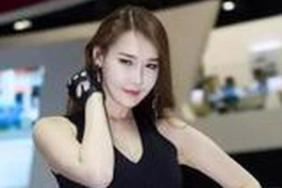 韩国车模界排名第三李圣花