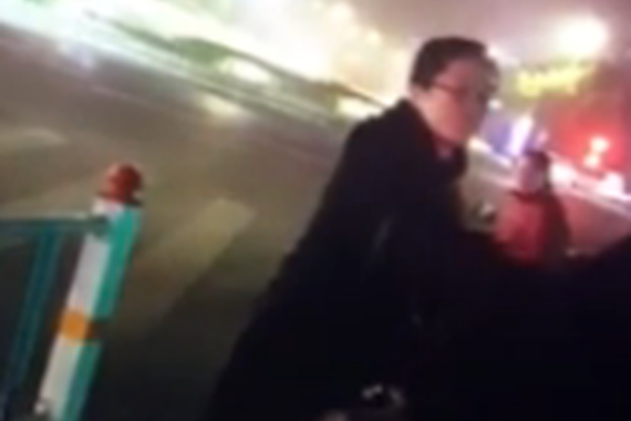 视频：男子逆行被查 气急败坏当众打老婆