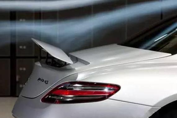 加个大尾翼就能提高车性能？千万别任性！