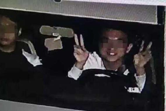 司机对电子警察做鬼脸 罚款100再扣2分