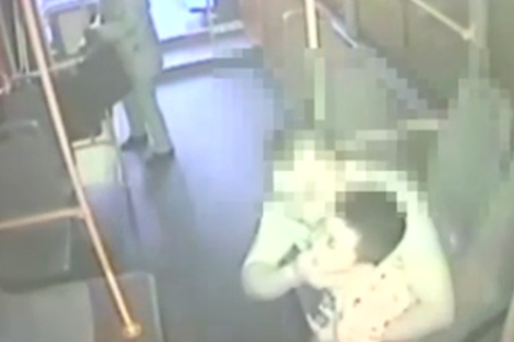 视频：光脚男为何凌晨抱儿子跪地拦车