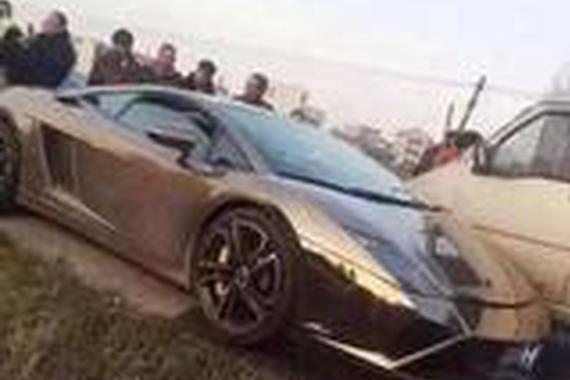 上撞法拉利, 下撞劳斯莱斯, 面包车悲剧了