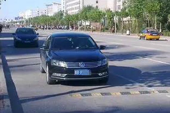 这么过减速带，车早晚废~