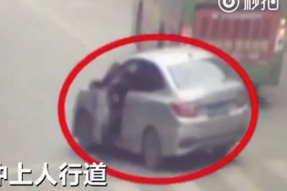 视频：司机忘踩刹车 竟用双脚将车逼停