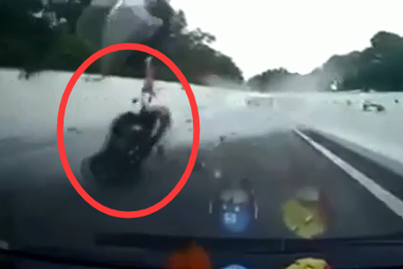 视频：高速逆行闯大祸 无辜摩托被撞飞