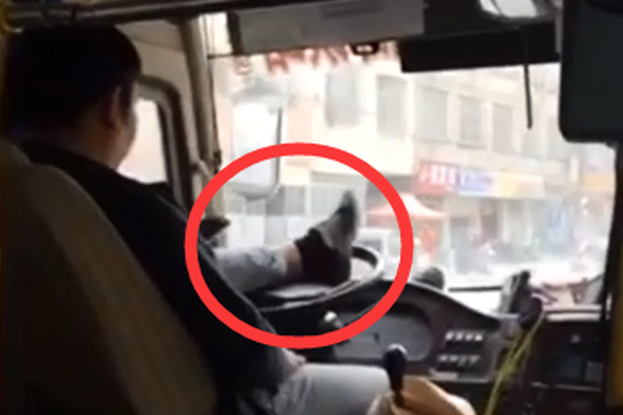 视频：公交司机玩手机 用脚开车很自豪？