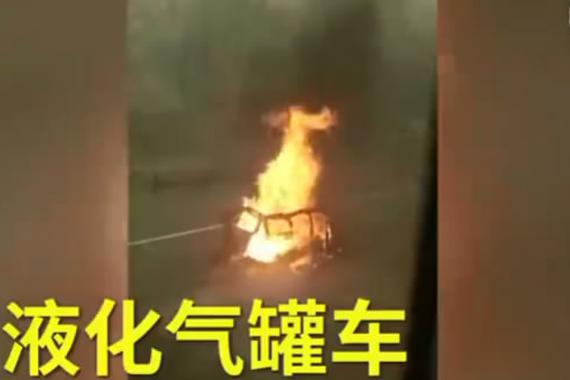视频：汽车突然爆炸！震耳欲聋太恐怖