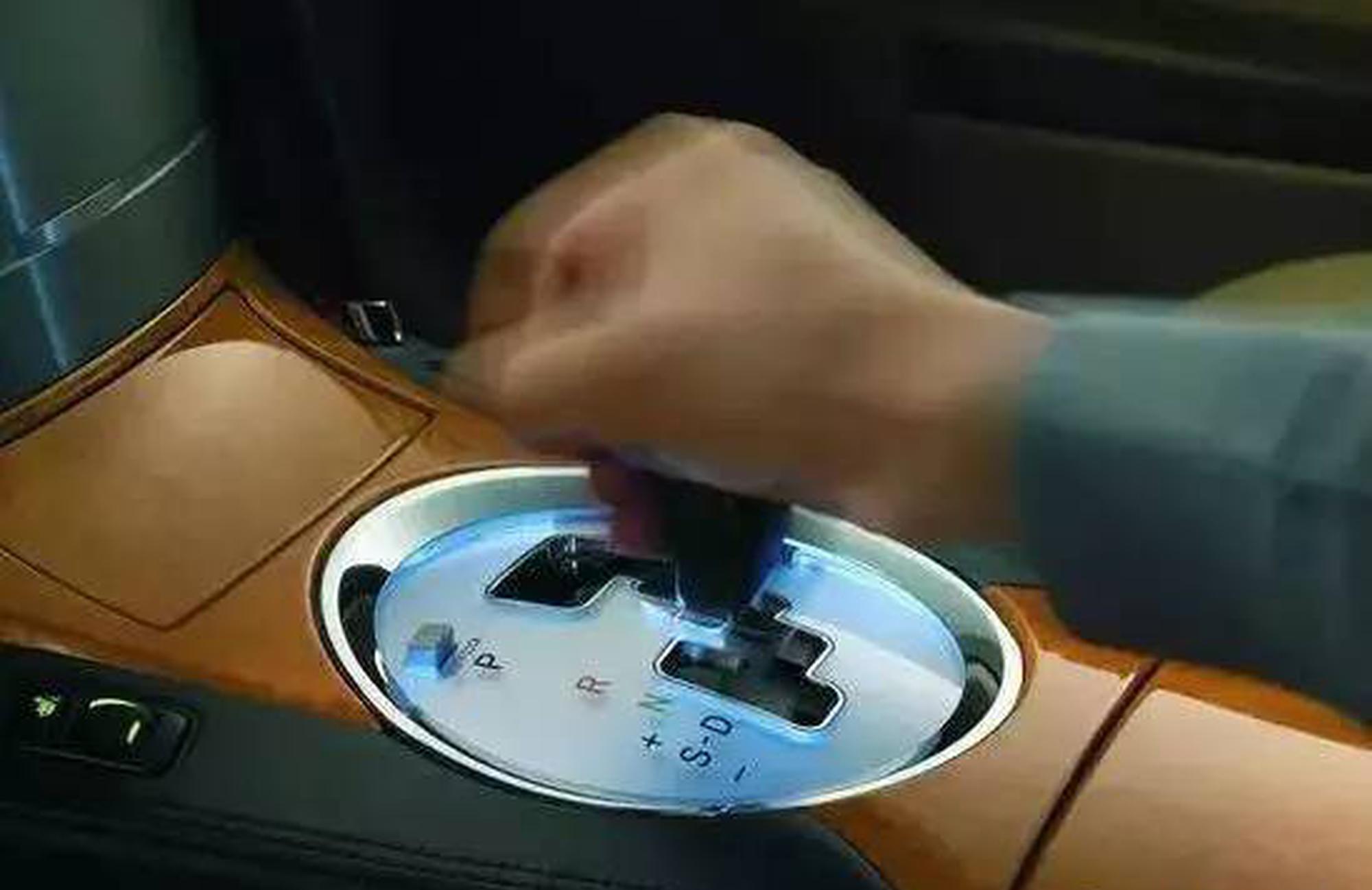 等红灯挂P档？小心损失几万块！