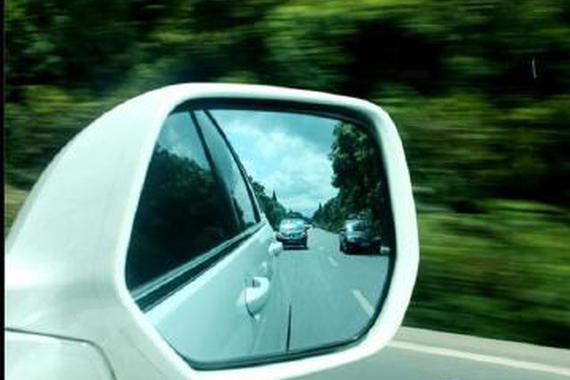 开车视野很重要，后视镜被这样取代可行吗
