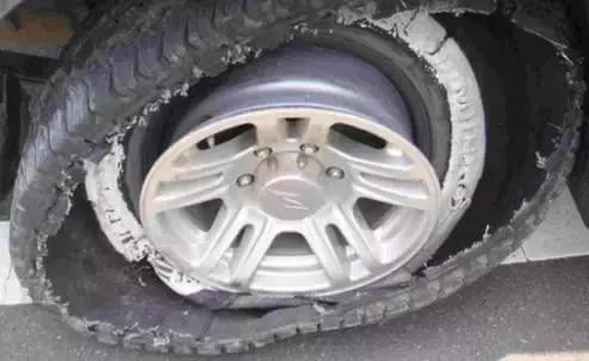 高速路爆胎之后绝对不能做的事情