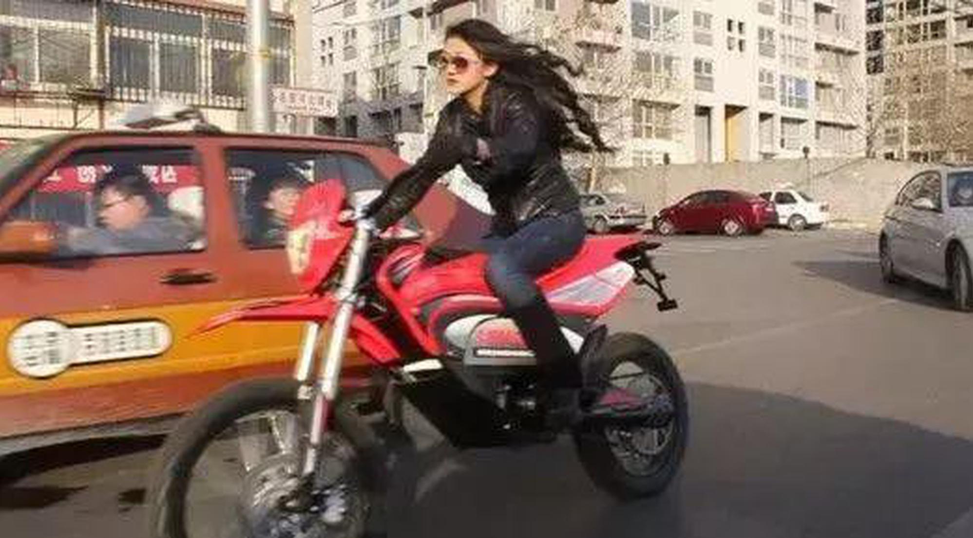 有些事开车的不能做，只有骑车的可以！