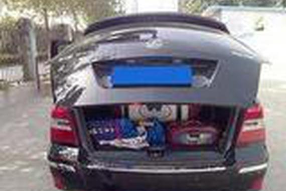 百万豪车没人敢坐打开后备箱