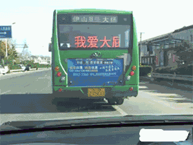每日趣图|姑娘 你是忘记穿外衣了吗?