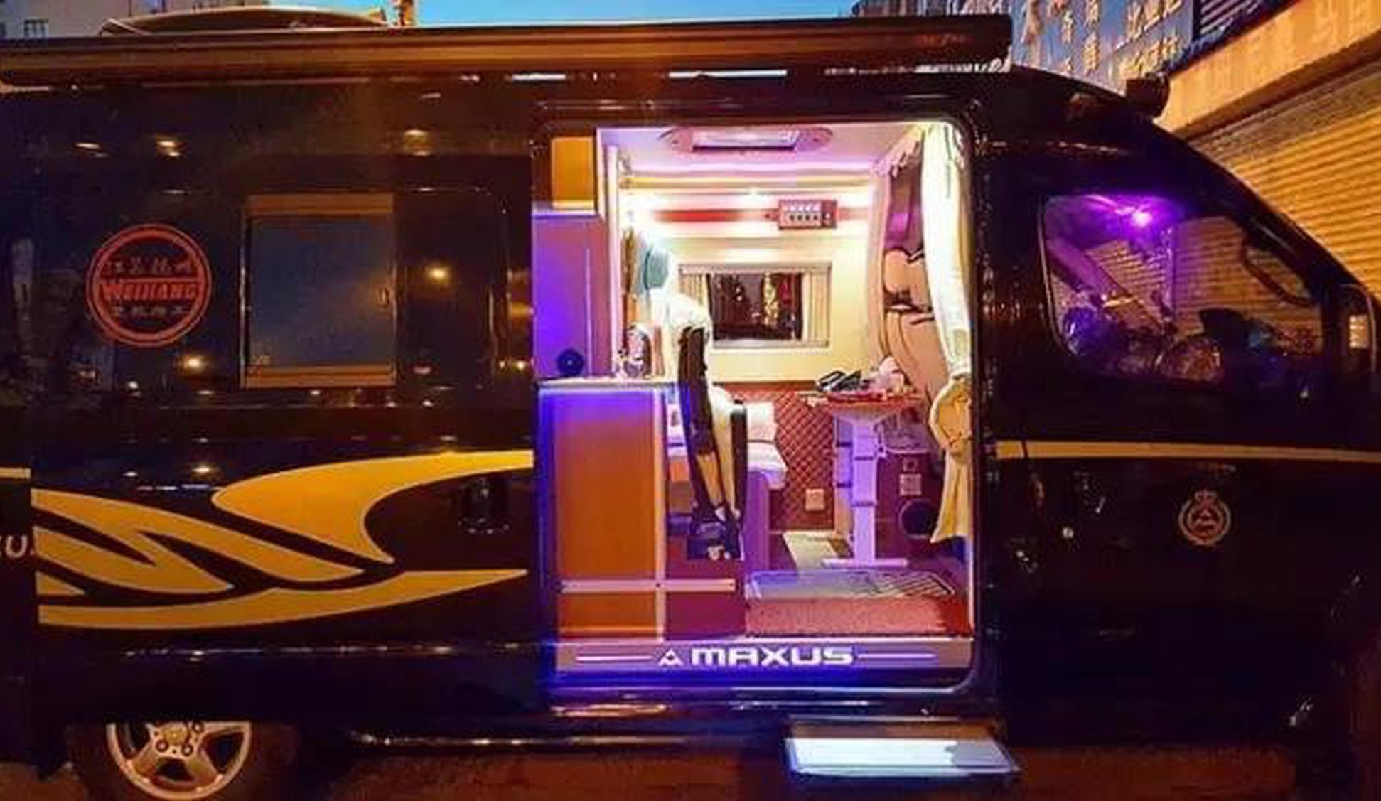 夜晚下的房车，车内霓虹灯完爆五星酒店