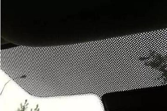 听说前挡风玻璃上的黑点有特殊的作用？