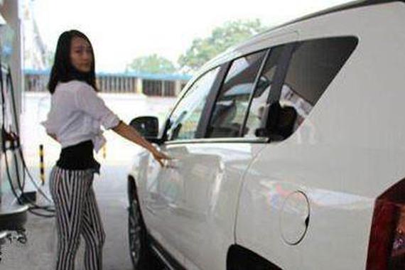 女司机开车，车内传来腐臭味。