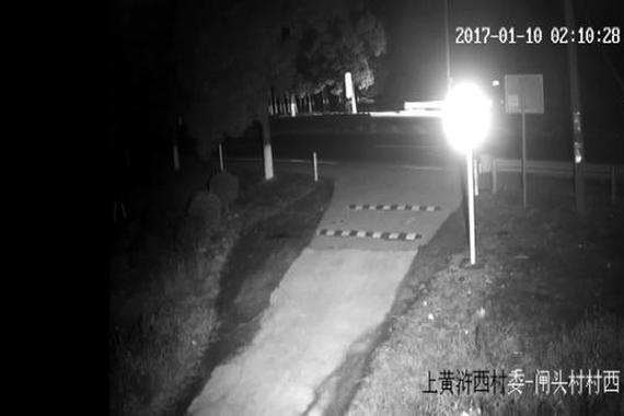 视频：轿车引发大火 小伙不顾危险连救3人