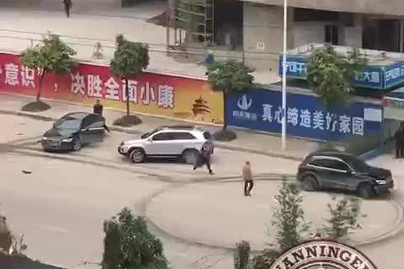 视频：为何工地车凶猛撞人？