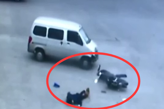 视频：电瓶车作死！自信闯红灯被撞飞