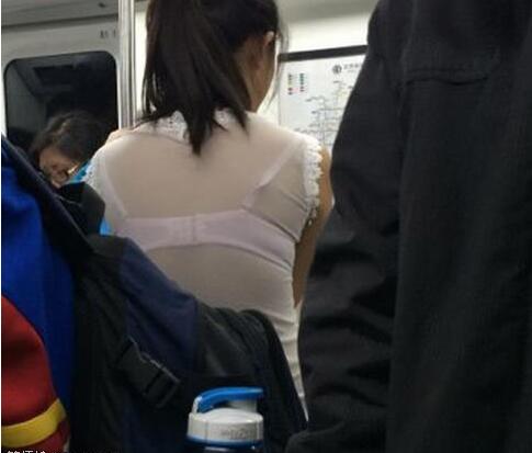 每日趣图|姑娘 你是忘记穿外衣了吗?
