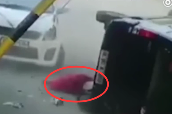 视频：印度女子遭两车前后夹击 奇迹生还