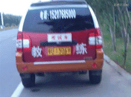 每日趣图|姑娘 你是忘记穿外衣了吗?