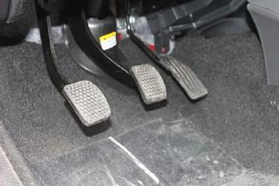 刹车踏板为什么比油门踏板高一点？