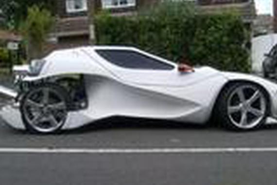 小伙改装“法拉利”时速500KM