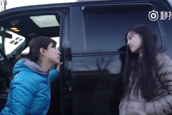 视频：美女司机把福特猛禽当货车！