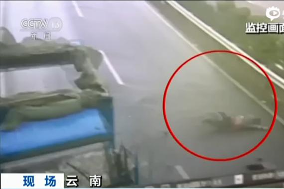 视频：驾驶员高速行车 未系安全带被甩出