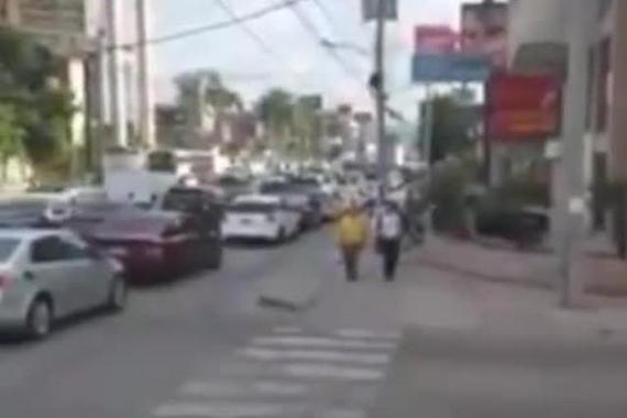 视频:史上最强过马路,占用人行道上的后果