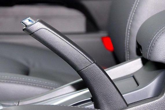 手刹都不会正确使用 还敢自称老司机？