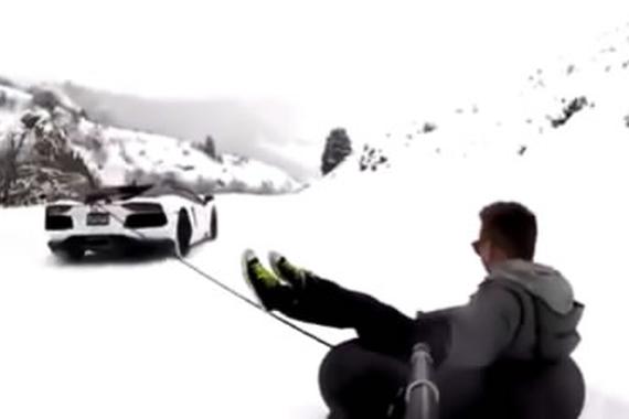视频：羡慕嫉妒恨！450万兰博基尼去滑雪