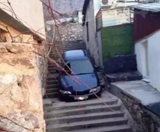 每日趣图|疼!关车门夹住了男人的丁丁-手机新浪