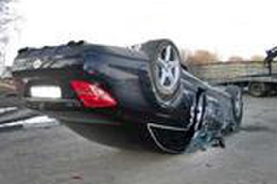 奔驰 奥迪撞得人仰马翻, 日系在旁边发抖