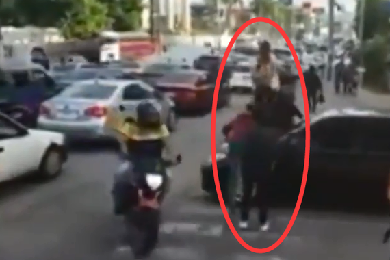 视频：爱车当面被踩！司机竟然不反抗