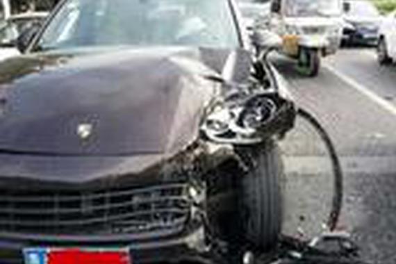 最美国产车和百万保时捷相撞